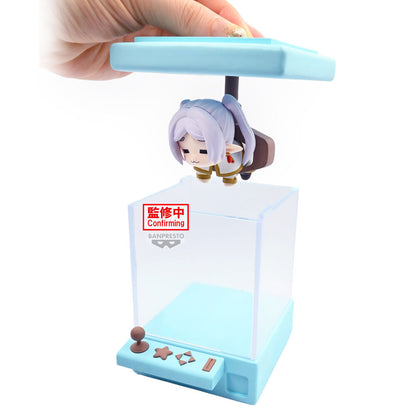 Figura chibi de Frieren dentro de una máquina Crane Pop azul - 2