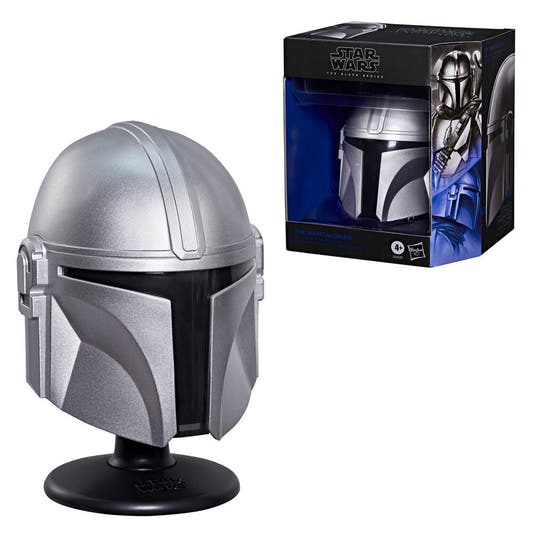 Casco plateado de The Mandalorian Star Wars sobre base negra