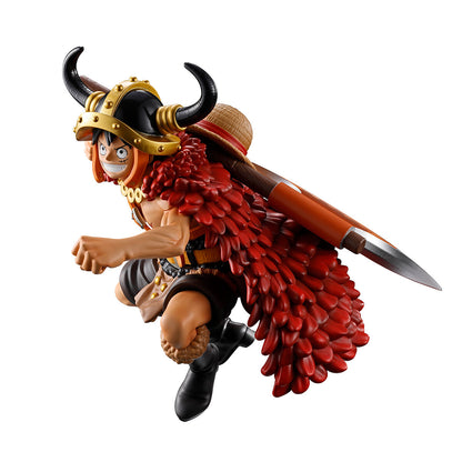 Figura Ichibansho de Monkey D. Luffy con casco de cuernos y capa roja - 3