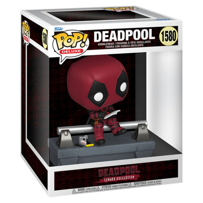 Figura FUNKO POP! Deluxe de Deadpool sentado sobre un puente - 2