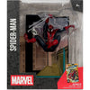 Figura de Spider-Man Marvel en escena urbana con telarañas