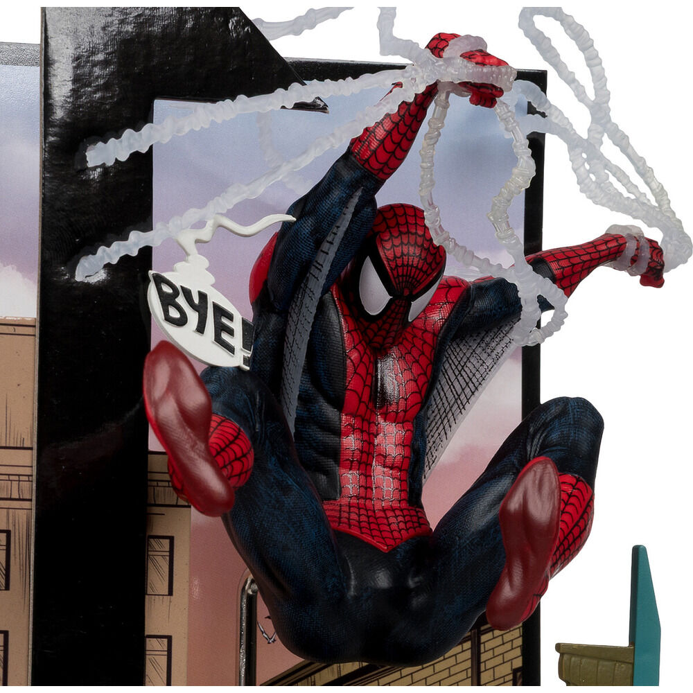 Figura de Spider-Man Marvel en escena urbana con telarañas - 3