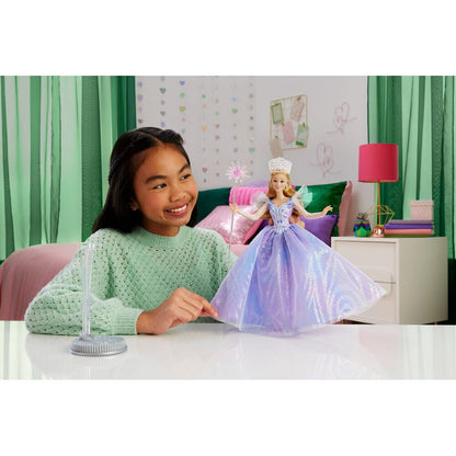 Muñeca Glinda Upland de Wicked con vestido lavanda, tiara y varita - 2