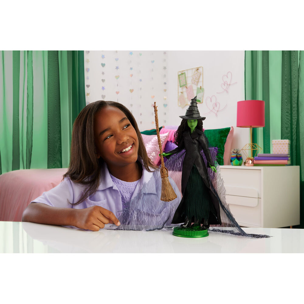 Muñeca Elphaba de Wicked con vestido negro, capa, sombrero, escoba y Grimorio - 2