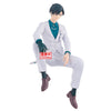 Figura de Rin Itoshi de Blue Lock con traje blanco sentado