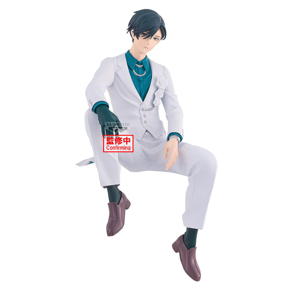Figura de Rin Itoshi de Blue Lock con traje blanco sentado