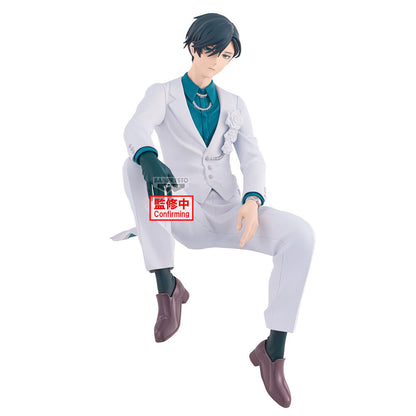 Figura de Rin Itoshi de Blue Lock con traje blanco sentado
