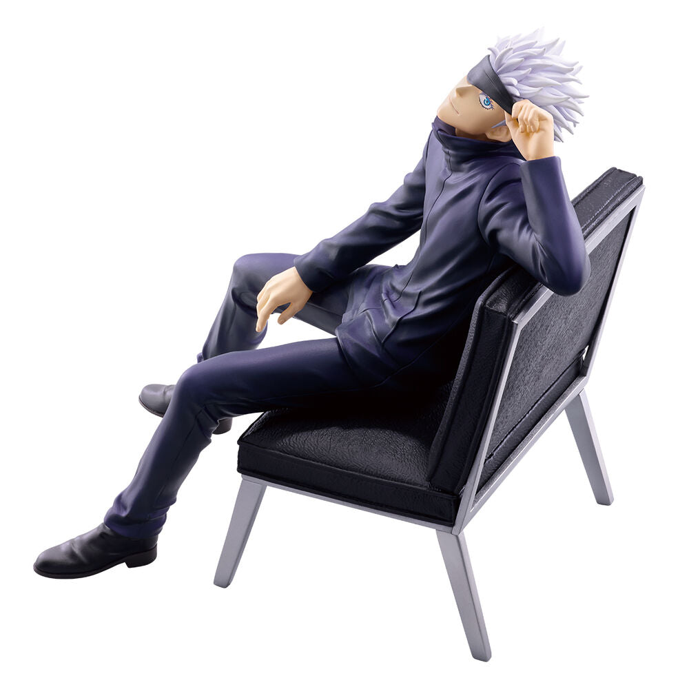 Figura Ichibansho de Satoru Gojo sentado en un sillón