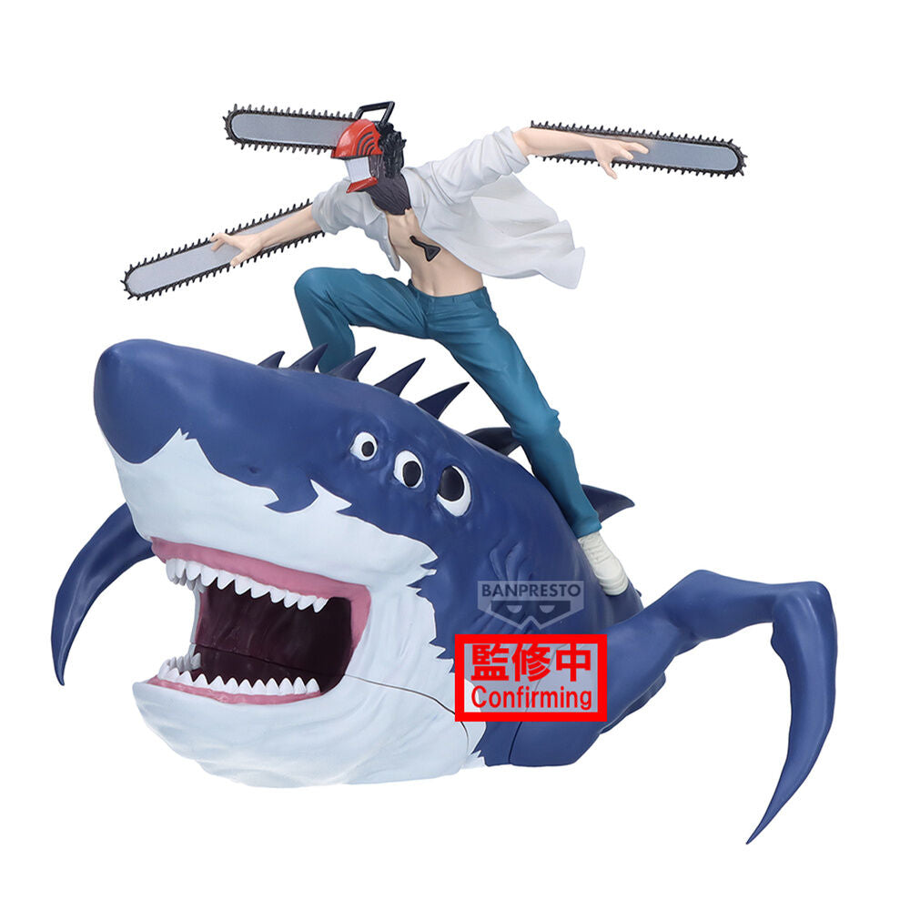 Figura Banpresto de Chainsaw Man sobre una criatura azul