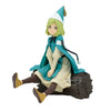 Figura de Coco de Witch Hat Atelier sentada sobre un tronco