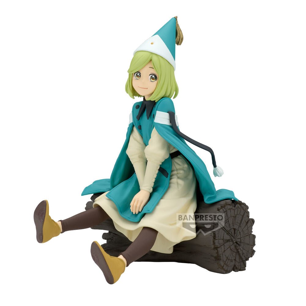Figura de Coco de Witch Hat Atelier sentada sobre un tronco