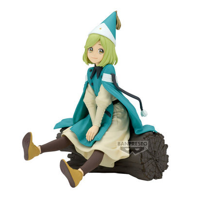 Figura de Coco de Witch Hat Atelier sentada sobre un tronco