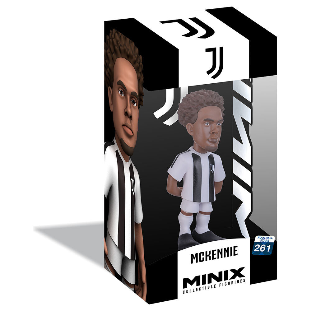 Figura MINIX de McKennie con uniforme de la Juventus en su caja