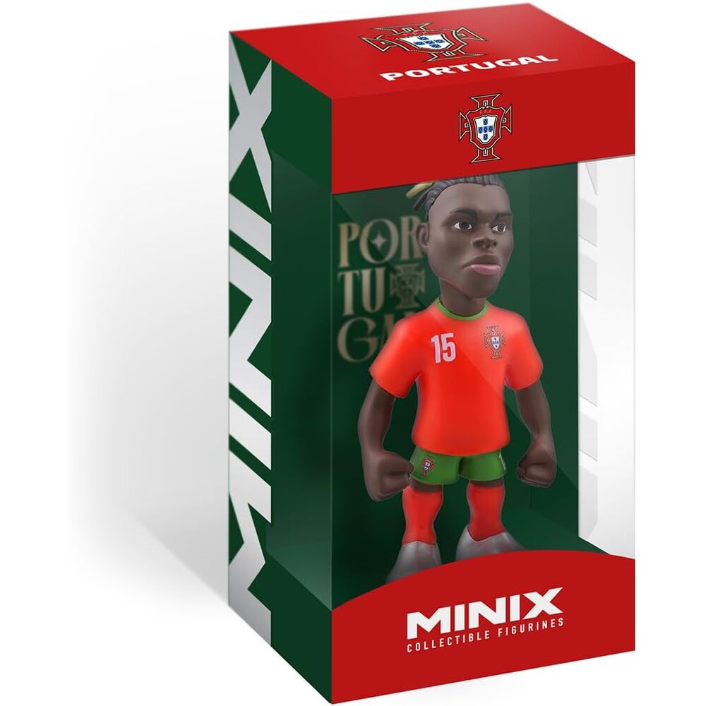 Figura MINIX de Rafael Leão con la equipación de Portugal en su caja