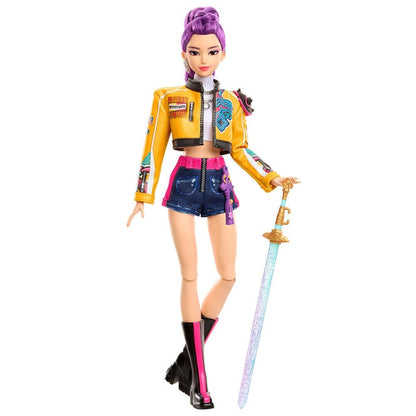 Muñeca Rumi de KPop Demon Hunters con vestuario de guerrera y espada