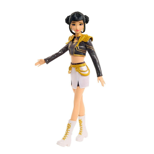 Muñeca musical Zoey de KPop Demon Hunters con atuendo negro, dorado y blanco