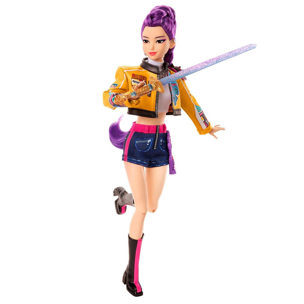 Muñeca Rumi de KPop Demon Hunters con vestuario de guerrera y espada - 3