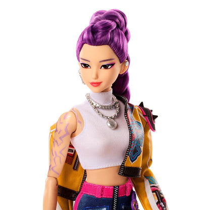 Muñeca Rumi de KPop Demon Hunters con vestuario de guerrera y espada - 4