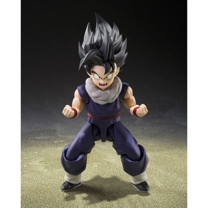 Figura S.H. Figuarts de Son Gohan con ropa morada y bufanda blanca