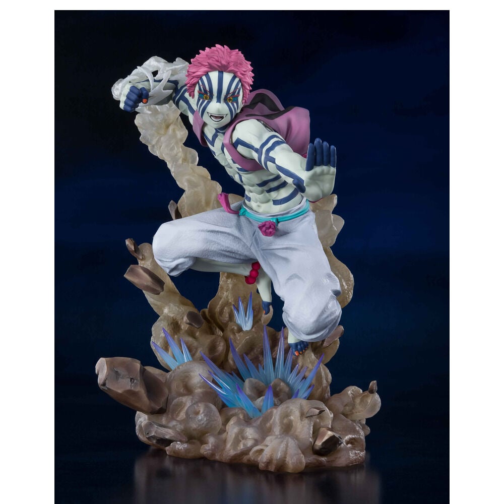 Figura S.H. Figuarts de Akaza de Demon Slayer en pose de acción