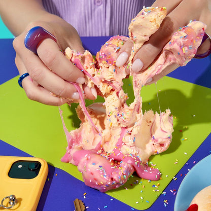 Kit Slime Life de MGA para crear un donut rosa glaseado - 13