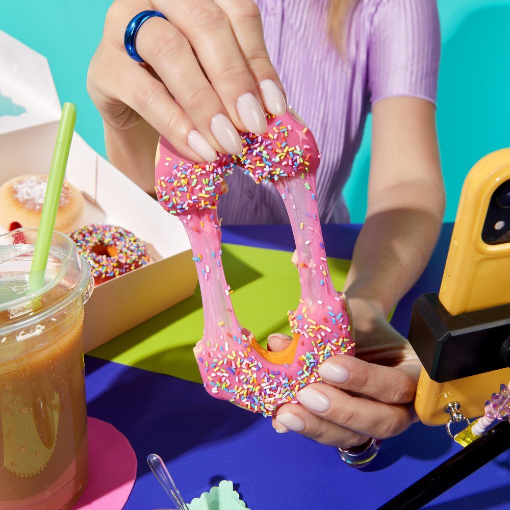 Kit Slime Life de MGA para crear un donut rosa glaseado - 14