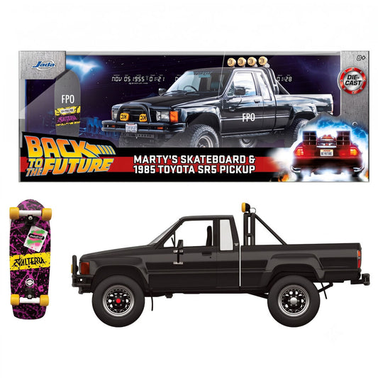 Toyota SR5 negro de Marty con monopatín de Regreso al Futuro