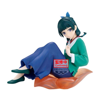 Figura de Maomao de The Apothecary Diaries sentada sobre pétalos naranjas