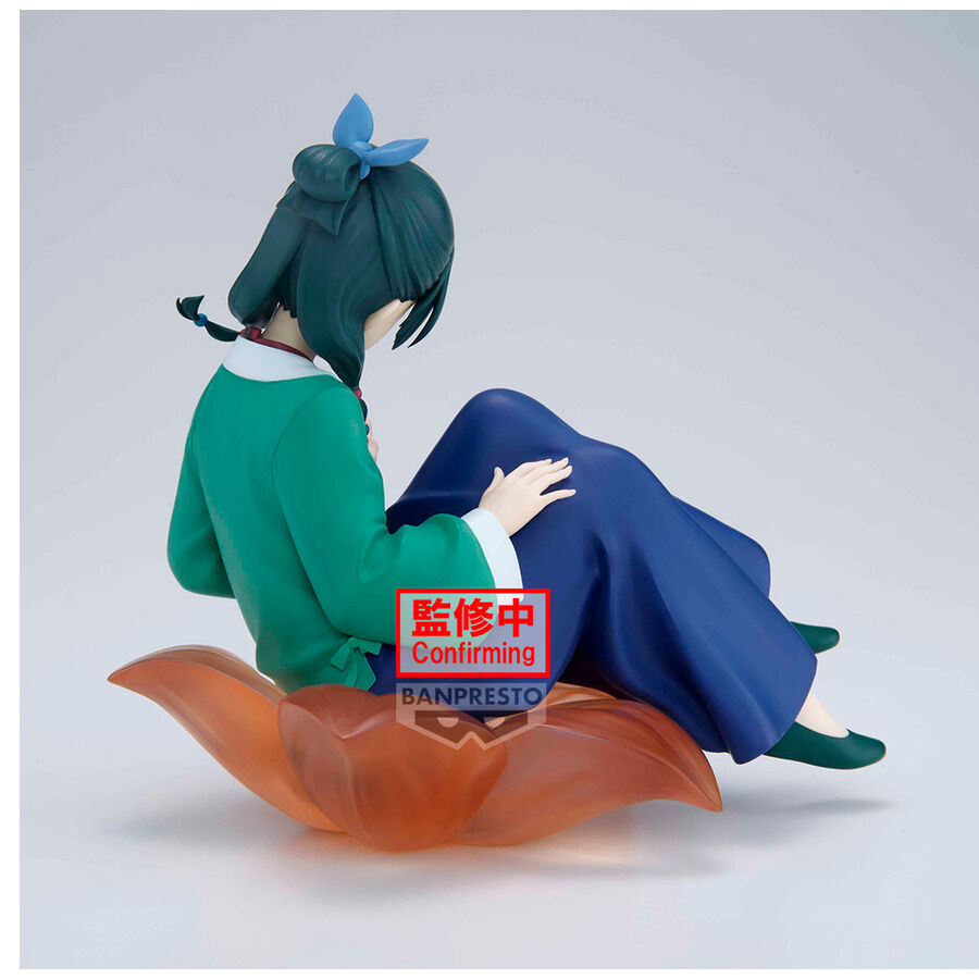 Figura de Maomao de The Apothecary Diaries sentada sobre pétalos naranjas - 5