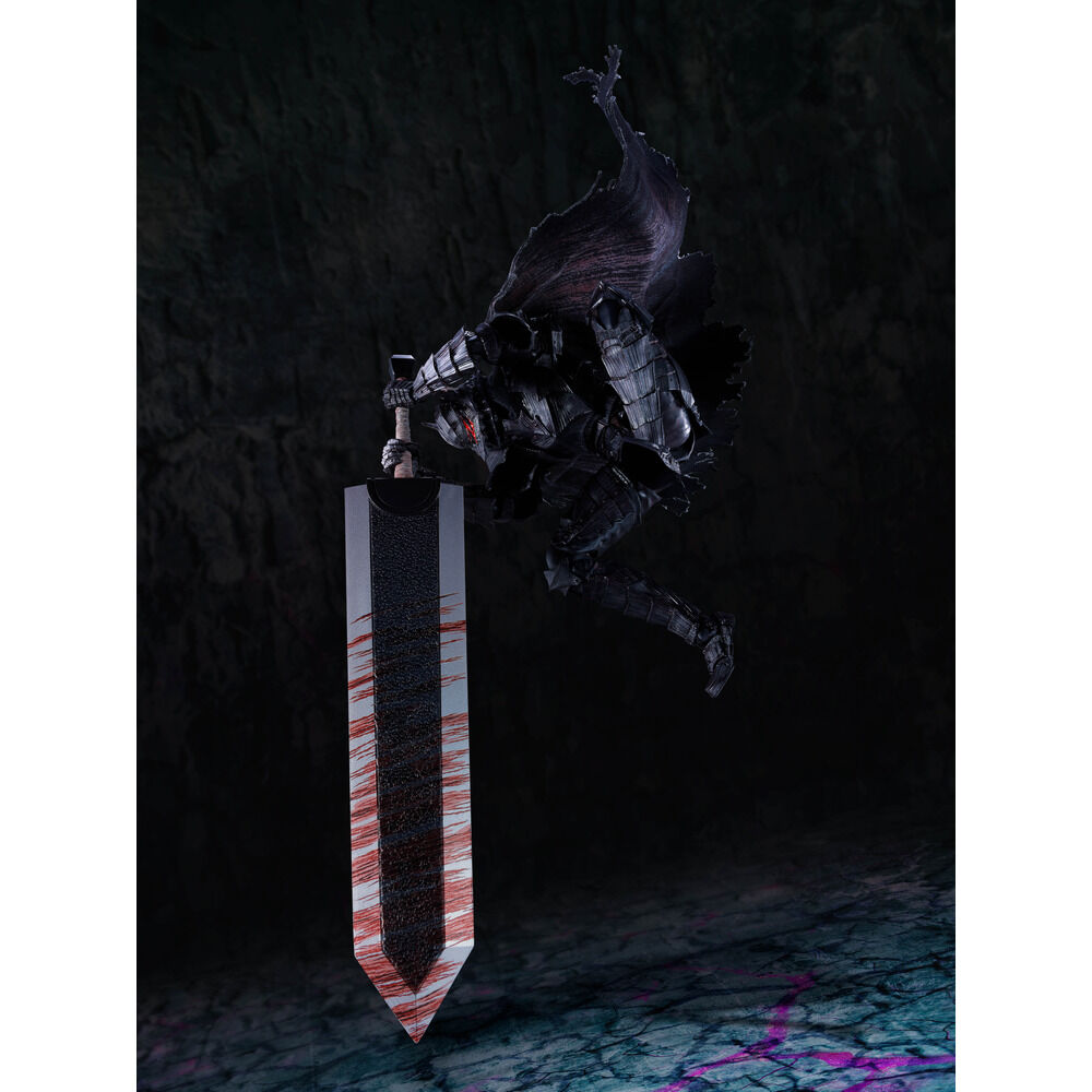 Figura de Guts con Berserker Armor, capa y gran espada - 5