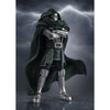 Figura articulada de Doctor Doom con armadura, máscara, capucha y capa oscura