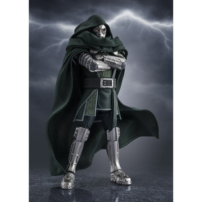 Figura articulada de Doctor Doom con armadura, máscara, capucha y capa oscura