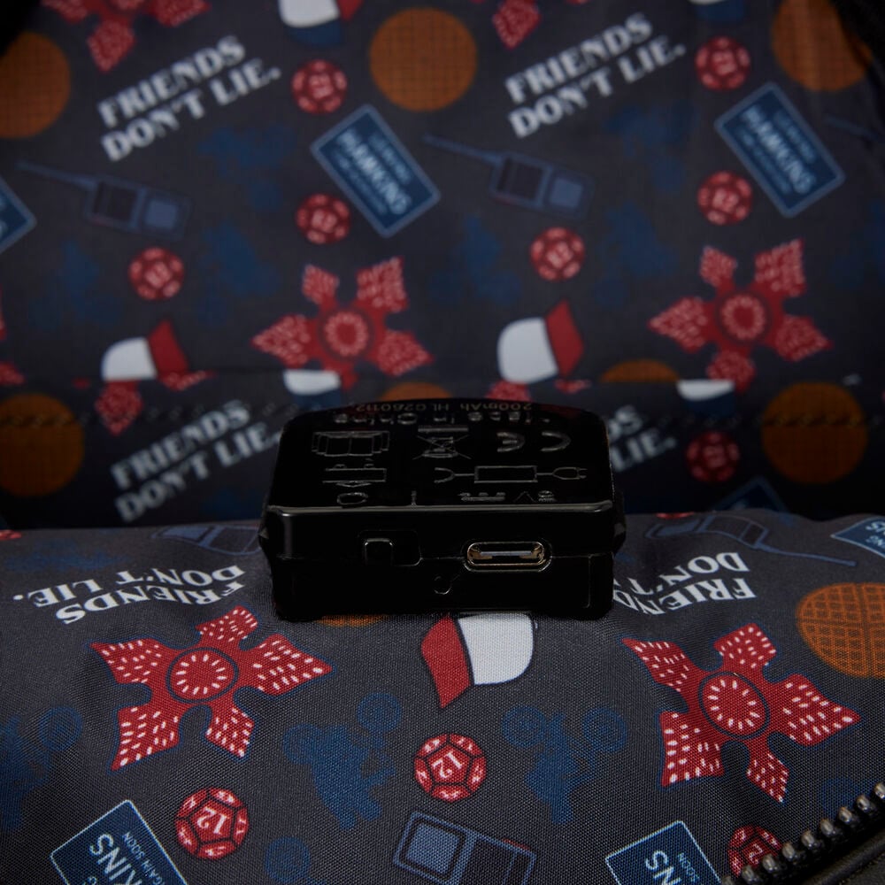 Mochila Loungefly de Stranger Things con abecedario y cuatro personajes - 5