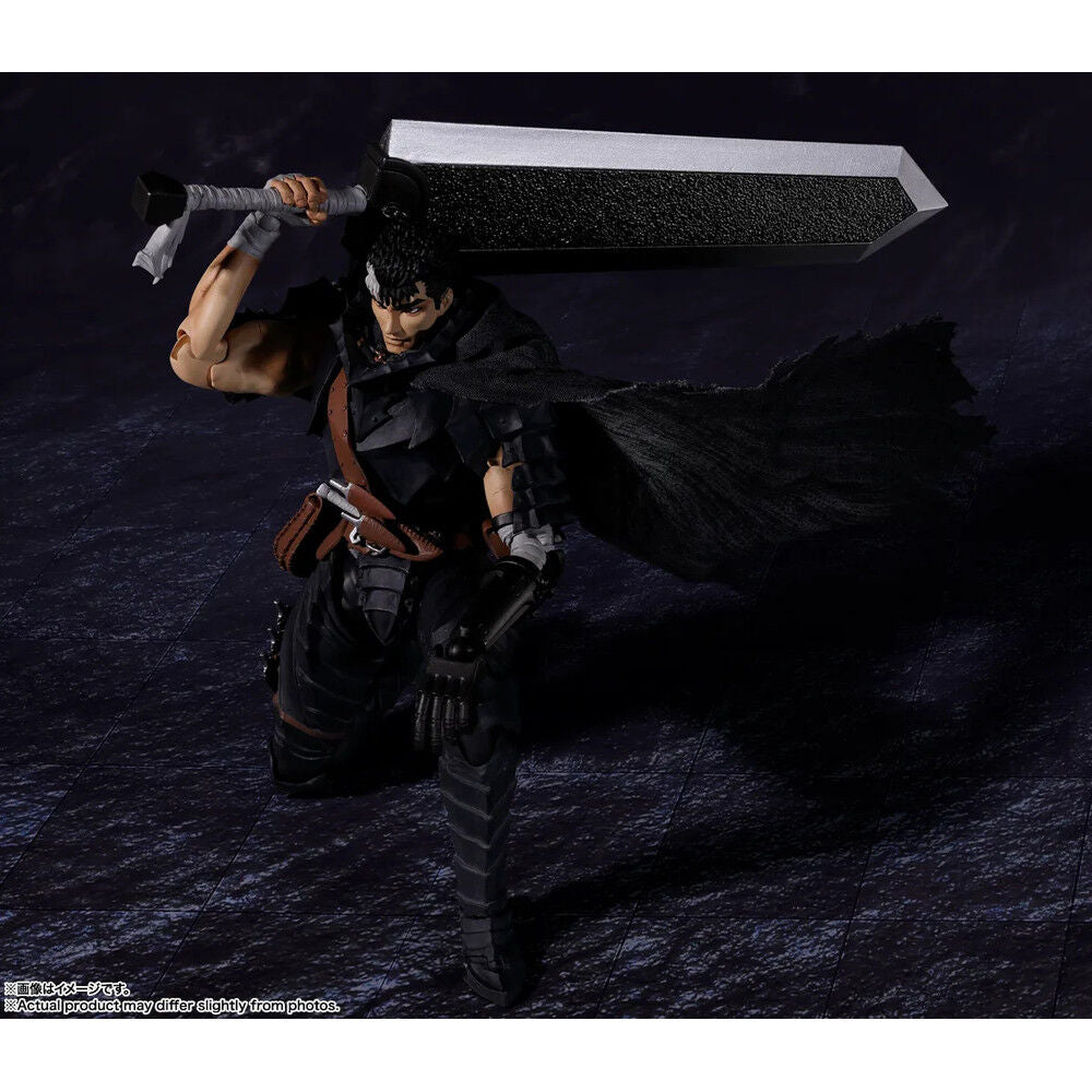 Figura de Guts con Armadura Berserker, espada y capa negra - 2