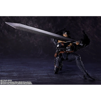 Figura de Guts con Armadura Berserker, espada y capa negra - 3