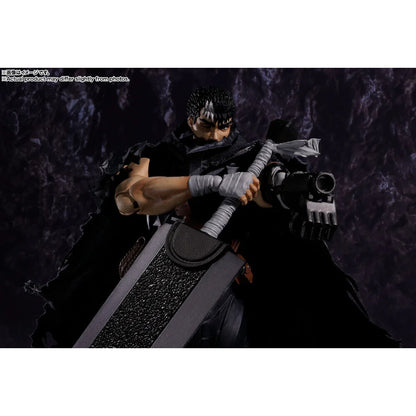 Figura de Guts con Armadura Berserker, espada y capa negra - 5