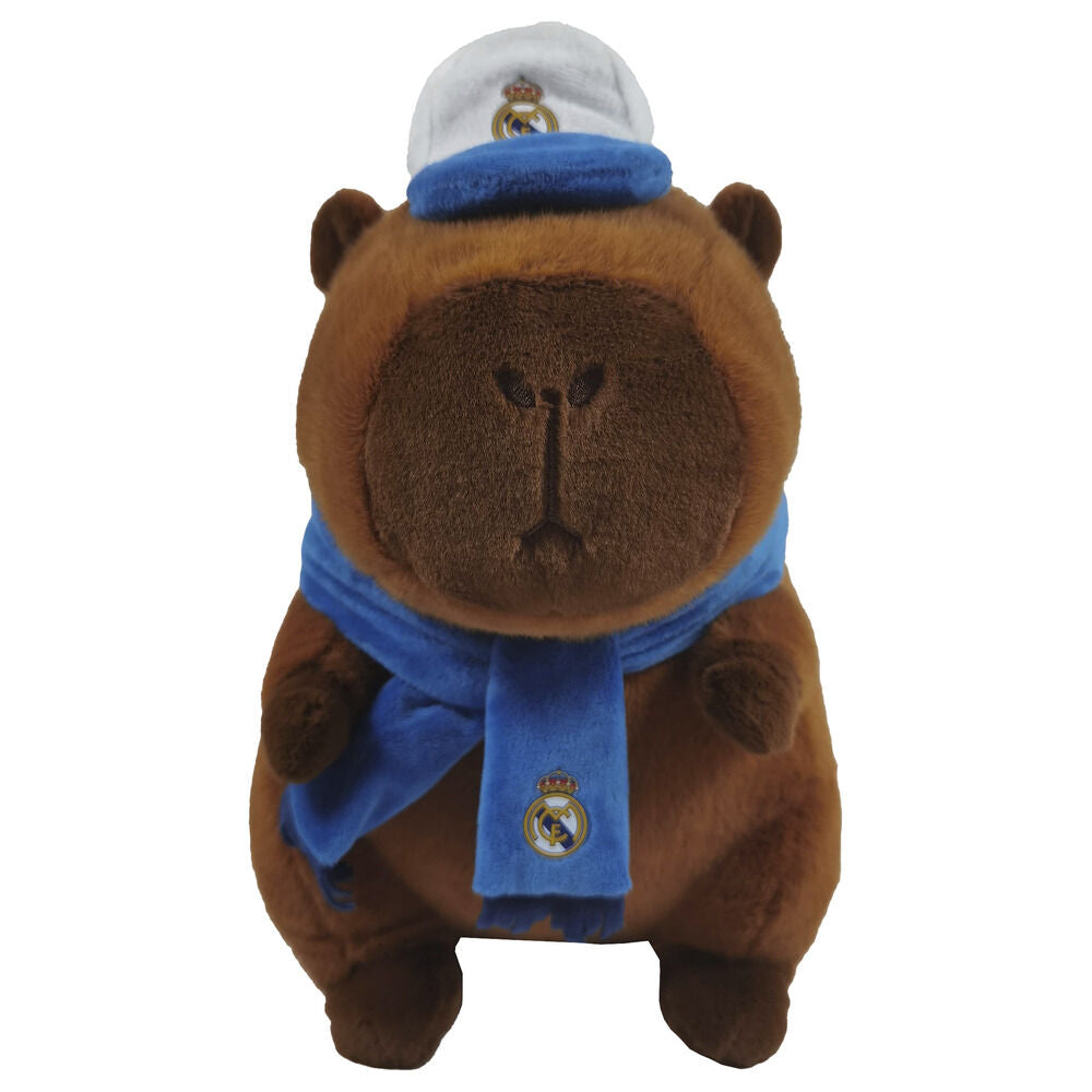 Peluche capibara del Real Madrid con gorra blanca y bufanda azul