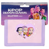 Cartera lila chibi de Kpop Demon Hunters con tres personajes