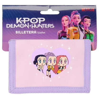 Cartera lila chibi de Kpop Demon Hunters con tres personajes