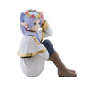 Figura de Frieren Espresto sentada con corona de flores