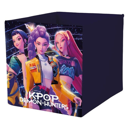 Cubo de almacenaje morado de K-Pop Demon Hunters con las tres protagonistas