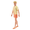 Muñeco Ken Barbie con camisa a rayas amarillas y blancas y pantalón corto naranja