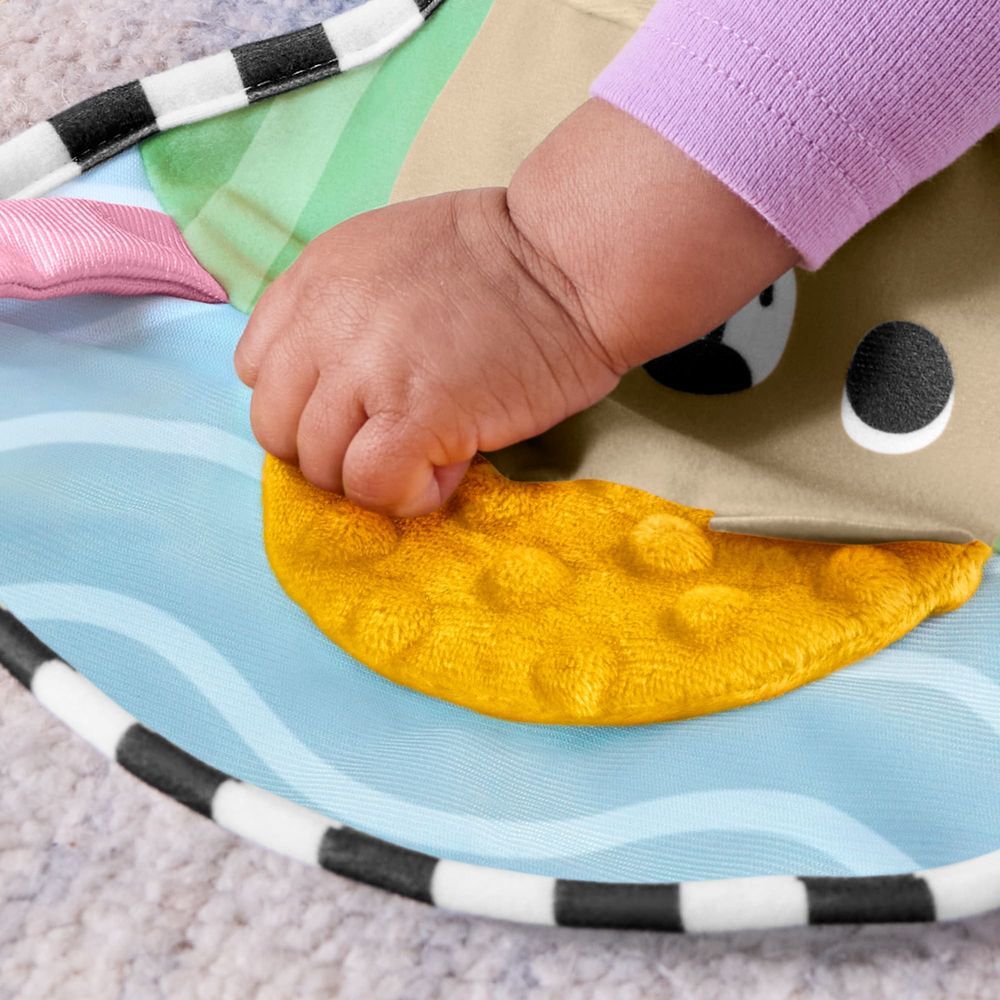 Cojín Fisher-Price para jugar bocabajo con osito y juguetes colgantes - 3