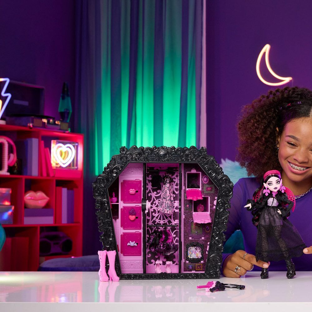 Muñeca Draculaura Monster High con armario Ultimate Skulltimate negro y rosa - 5