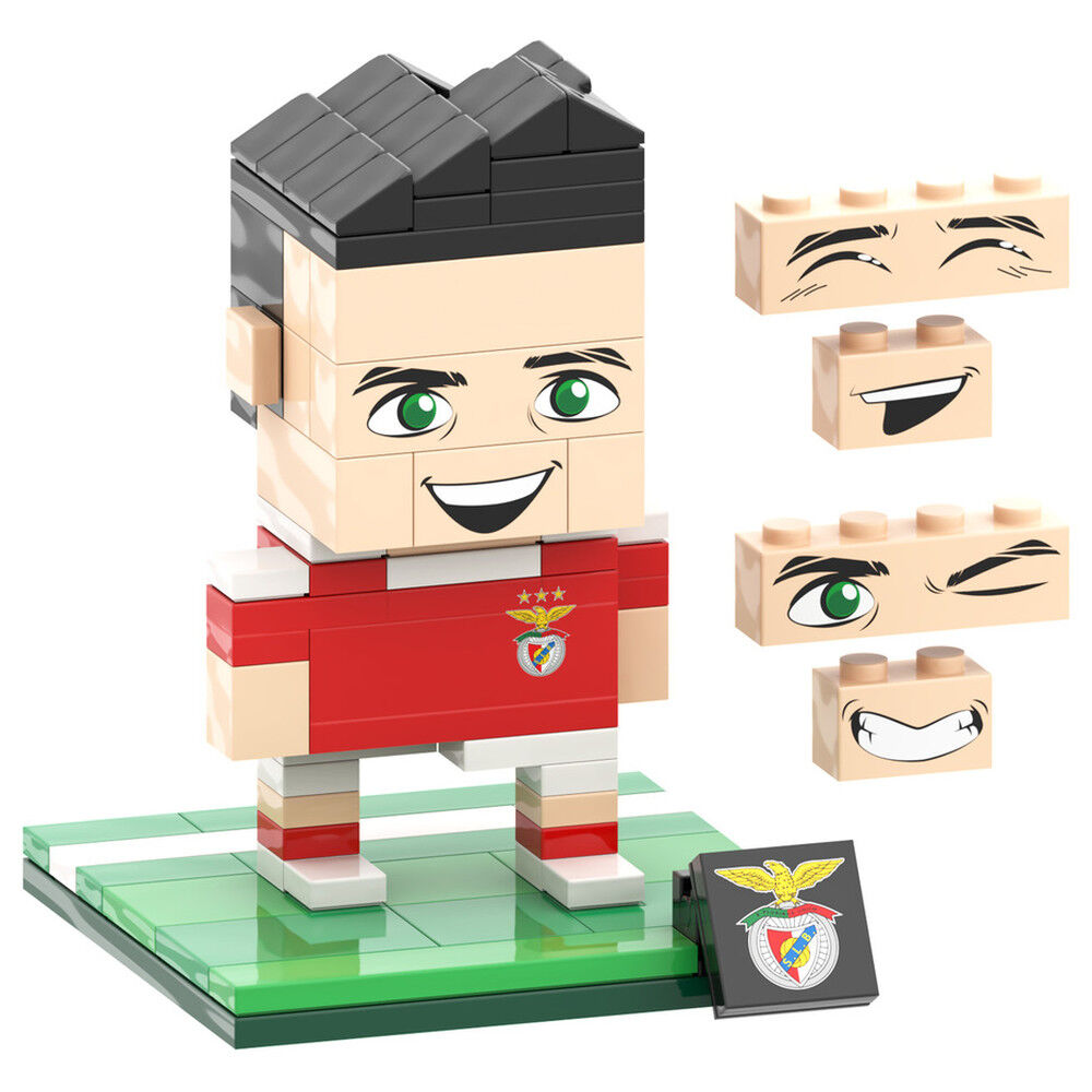 Jugador del Benfica construido con bloques NEKO sobre una base verde - 3