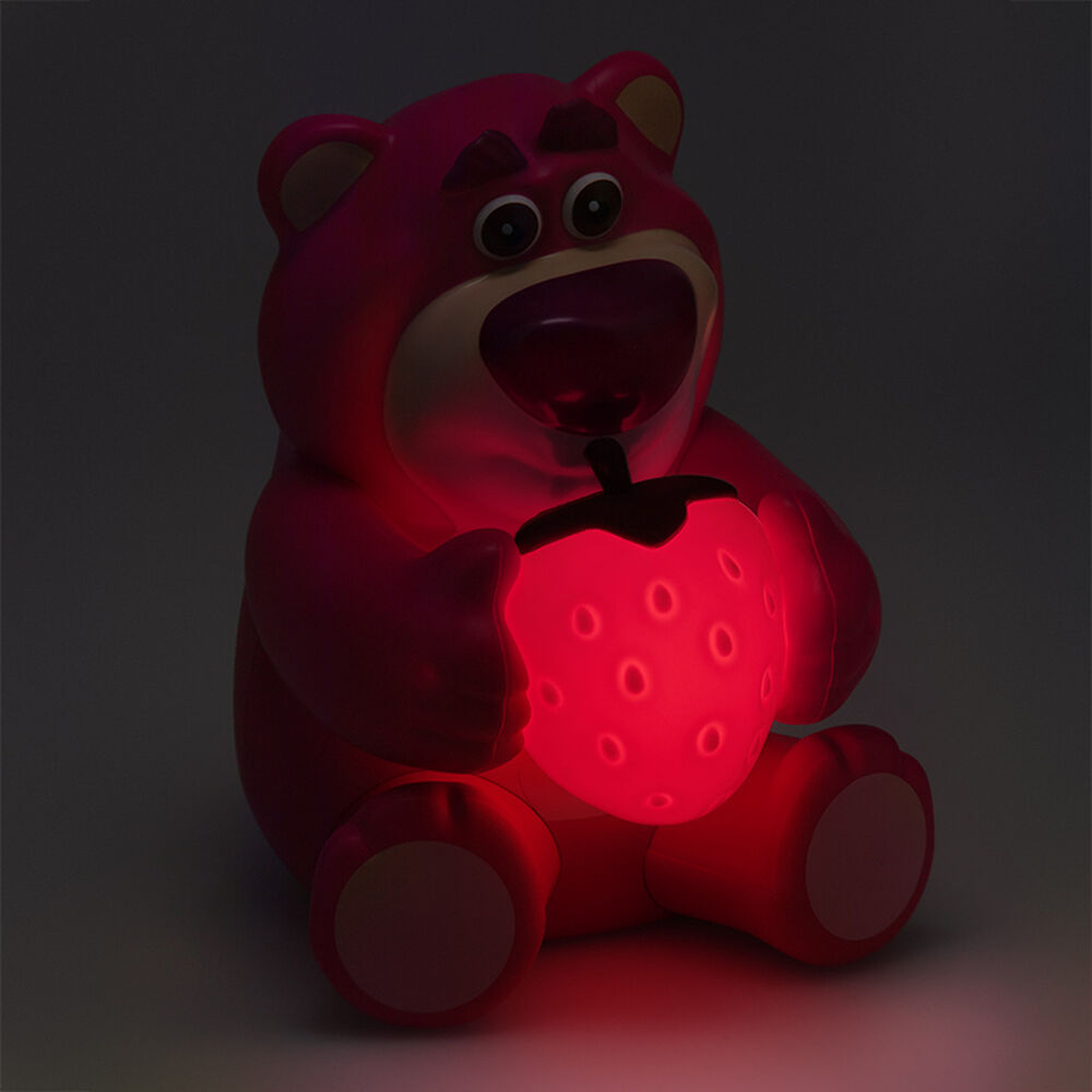 Lámpara quitamiedos de Lotso de Toy Story abrazando una fresa - 3
