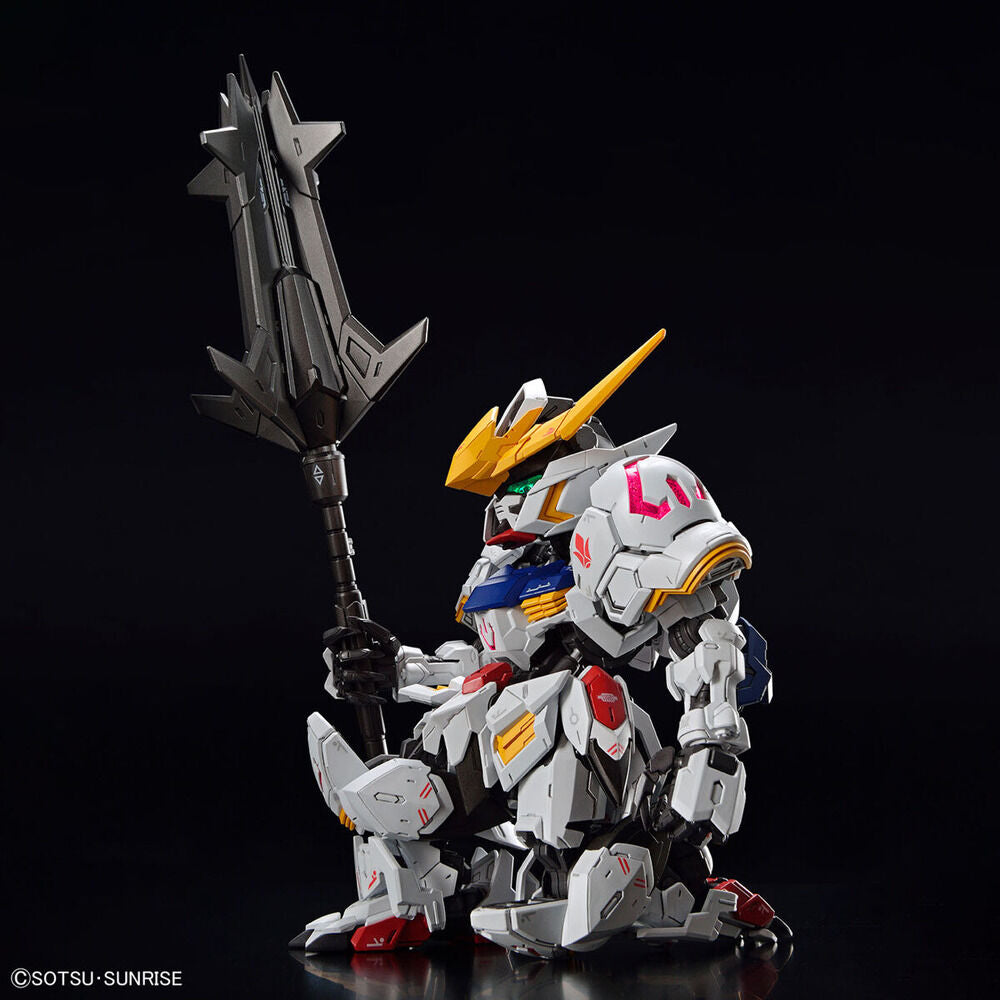 Maqueta MGSD Gundam Barbatos blanca con detalles azules y amarillos - 7
