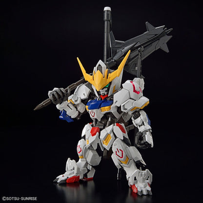 Maqueta MGSD Gundam Barbatos blanca con detalles azules y amarillos - 9