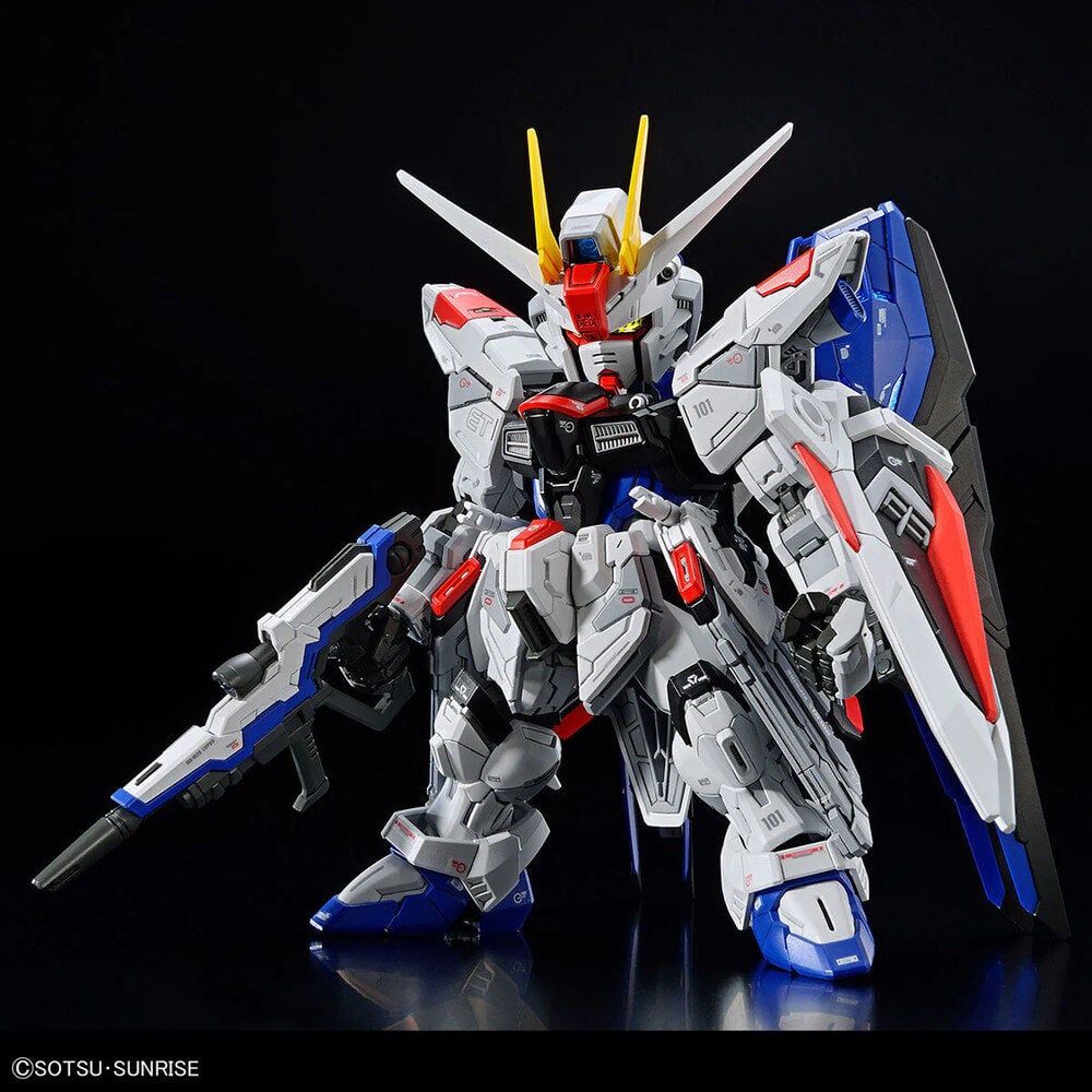 Maqueta MGSD ZGMF-X10A Freedom Gundam en blanco, azul y rojo