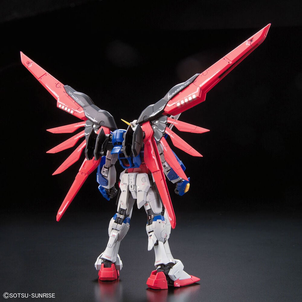 Maqueta RG 1/144 Destiny Gundam de BANDAI HOBBY en rojo, blanco y azul